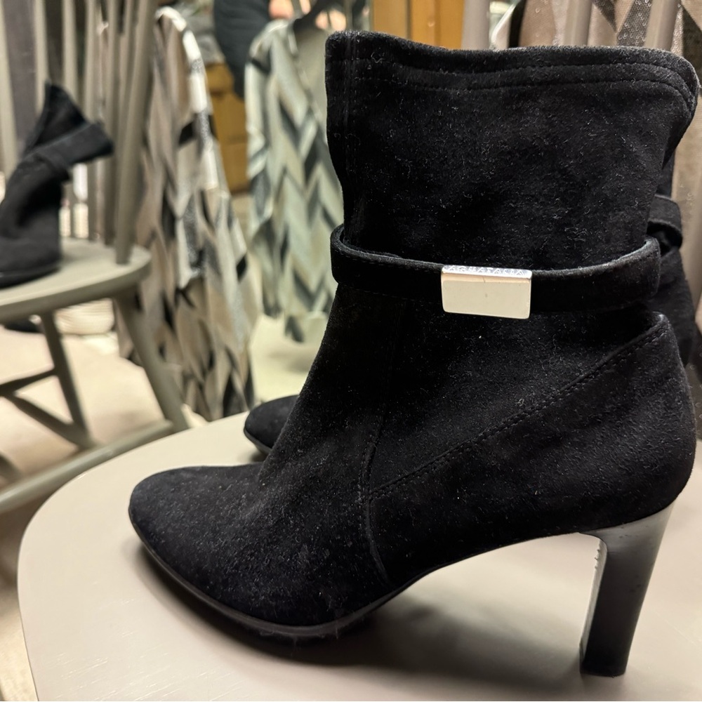 Black suede. Never worn! 3.5 inch tall.